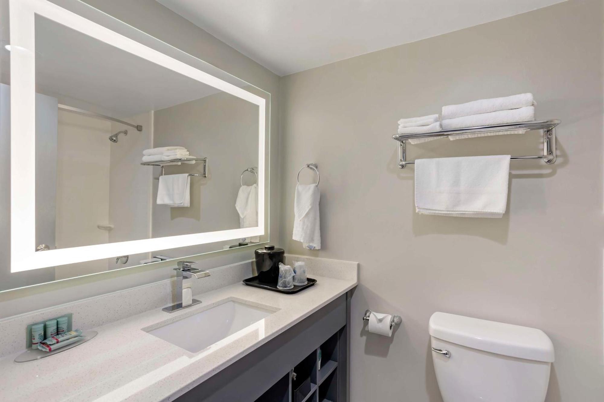 Best Western Rutgers University Hotel Ист-Брунсвик Экстерьер фото